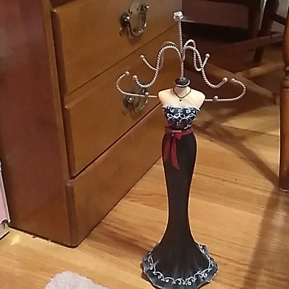 Doll jewelry stand